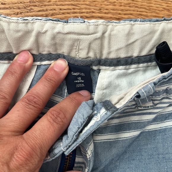 Boys Gap flat front shorts - Picture 2 of 4